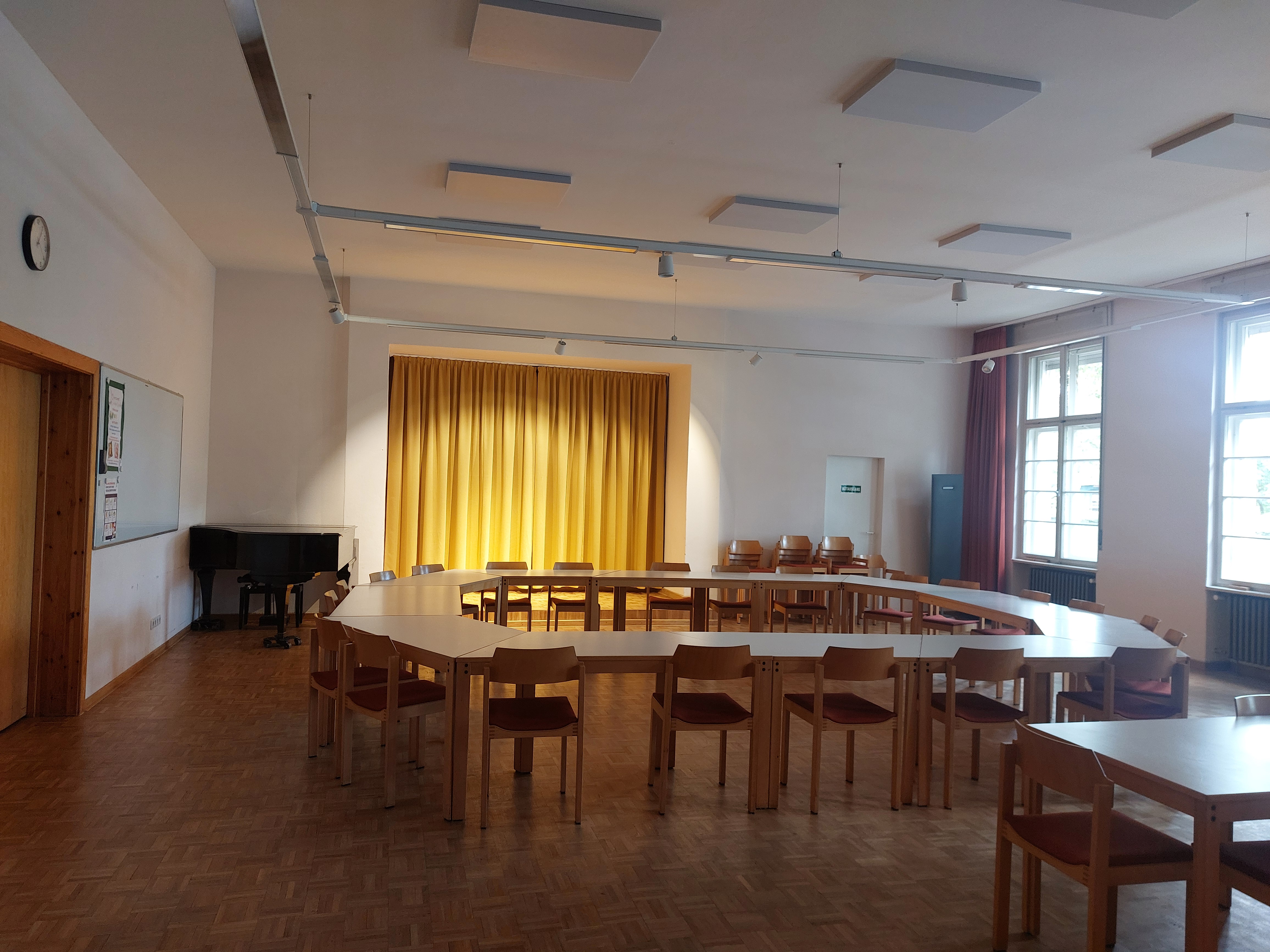Blick in den kleinen Saal mit Stuhl-/Tischkreis