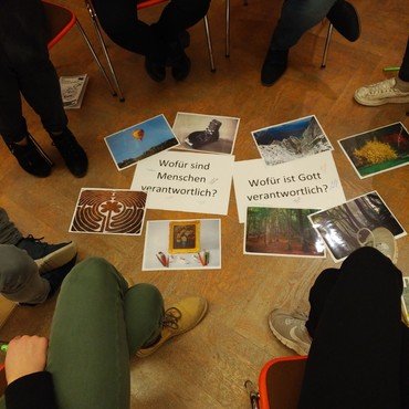 Sitzkreis beim Konfirmand*innenunterricht